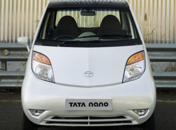 tata-nano-fire-anand-492x600