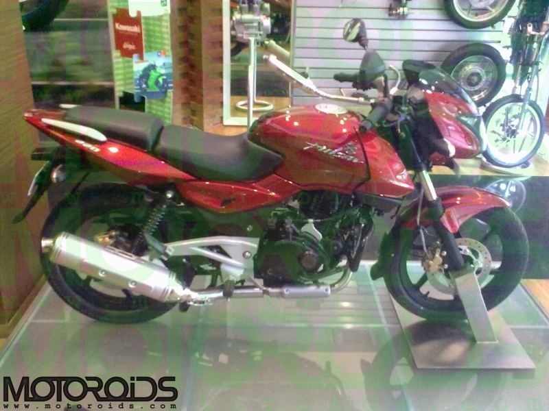 2010 naked Pulsar 2010 / Pulsar 220 S - www.motoroids.com