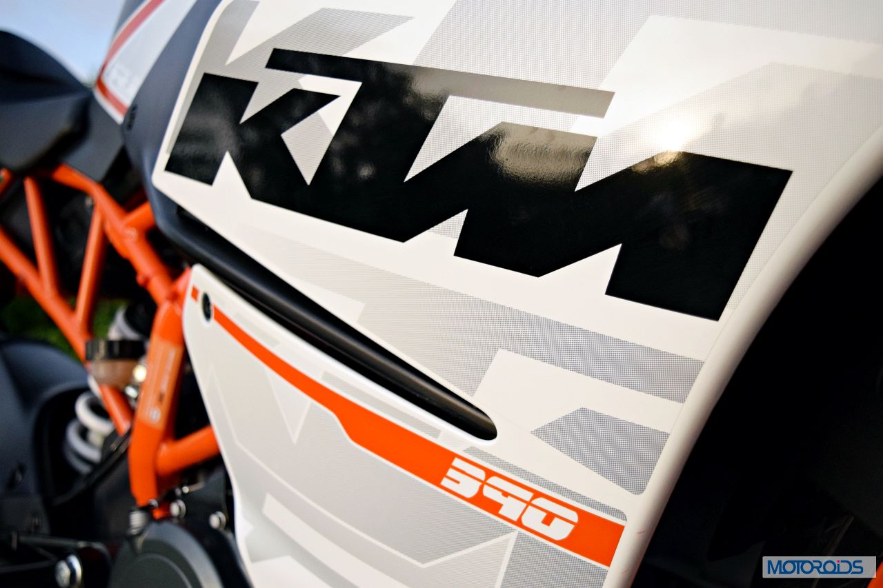 ktm-rc390-review-fairing-logo